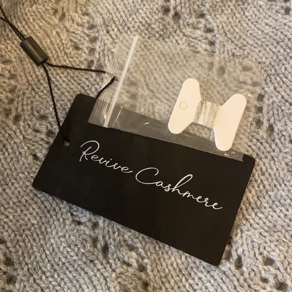 NWT. 100% Cashmere. Gray crew neck sweater. - Picture 3 of 4